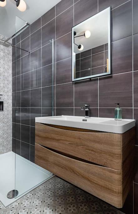 The Stylish 3-Bedroom Maisonette Retreat 스털링 외부 사진